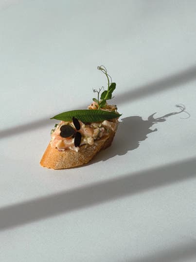 Salmon tartare canapé with herbs in the current Canapés style.